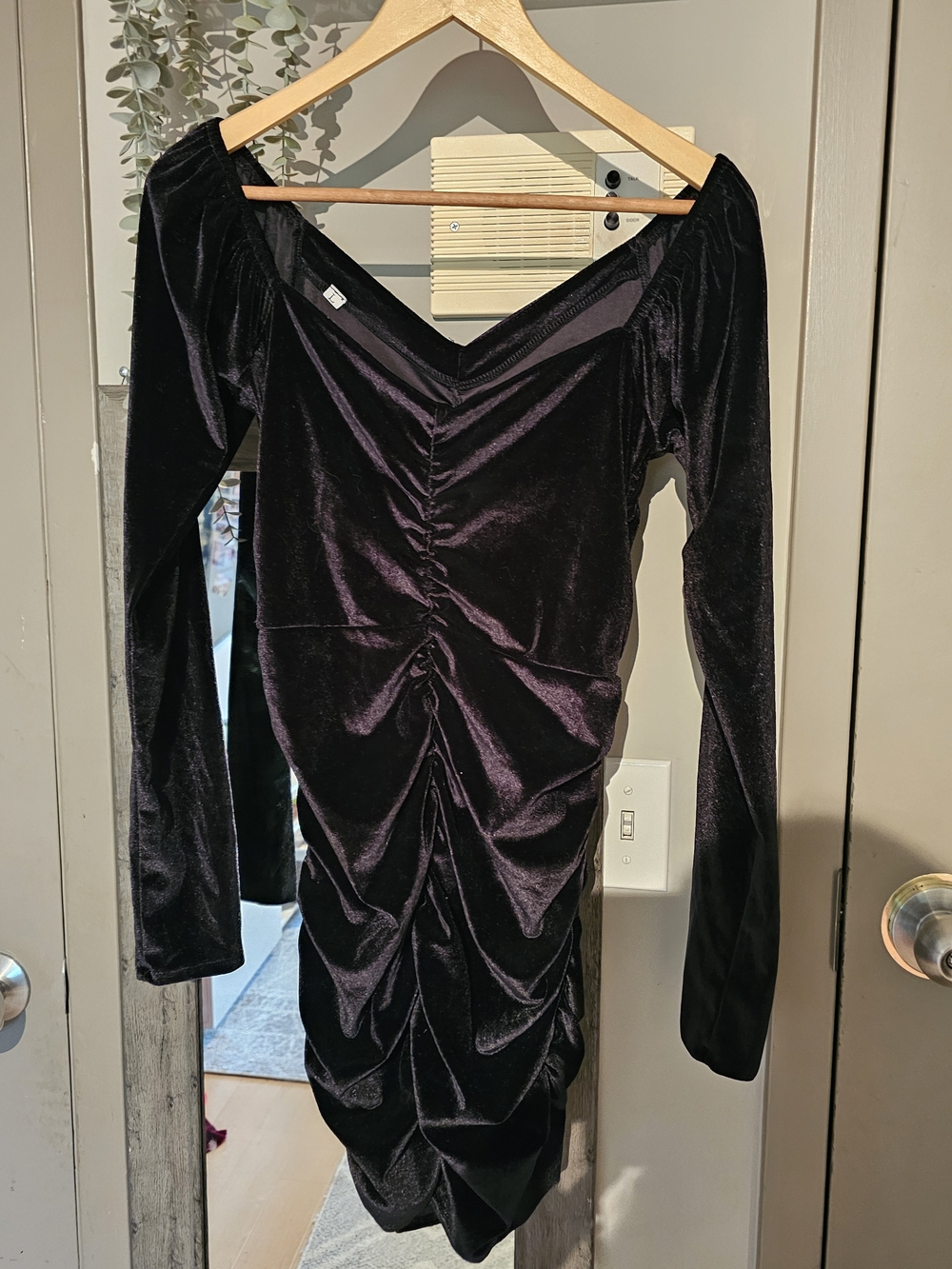 🔥 Bundle 3/15💲🔥elvet Ruched Long-Sleeve Dress in Deep Plum